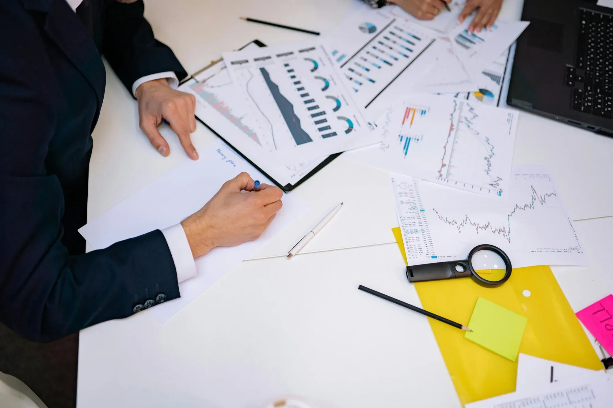 Professionisti al lavoro su documenti e grafici